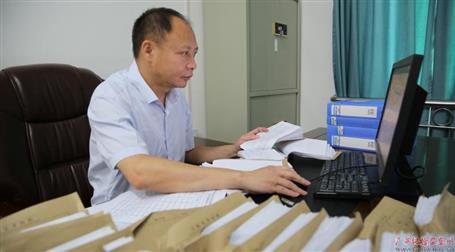 初心不改　本色不褪——記廣西勤廉榜樣、河池市紀(jì)委副書記、監(jiān)委副主任黃振林